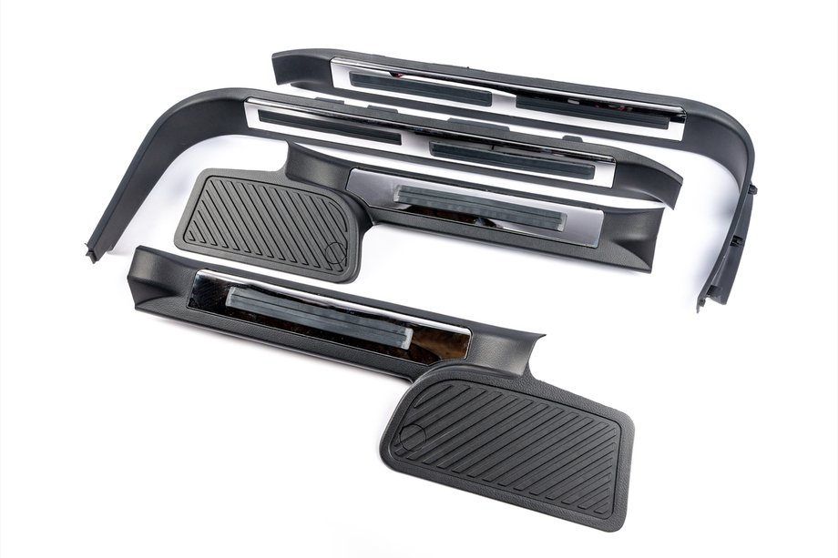 Toyota Land Cruiser 200 2007-2021 Umbrales de puerta de plastico con iluminacion (negro) Image
