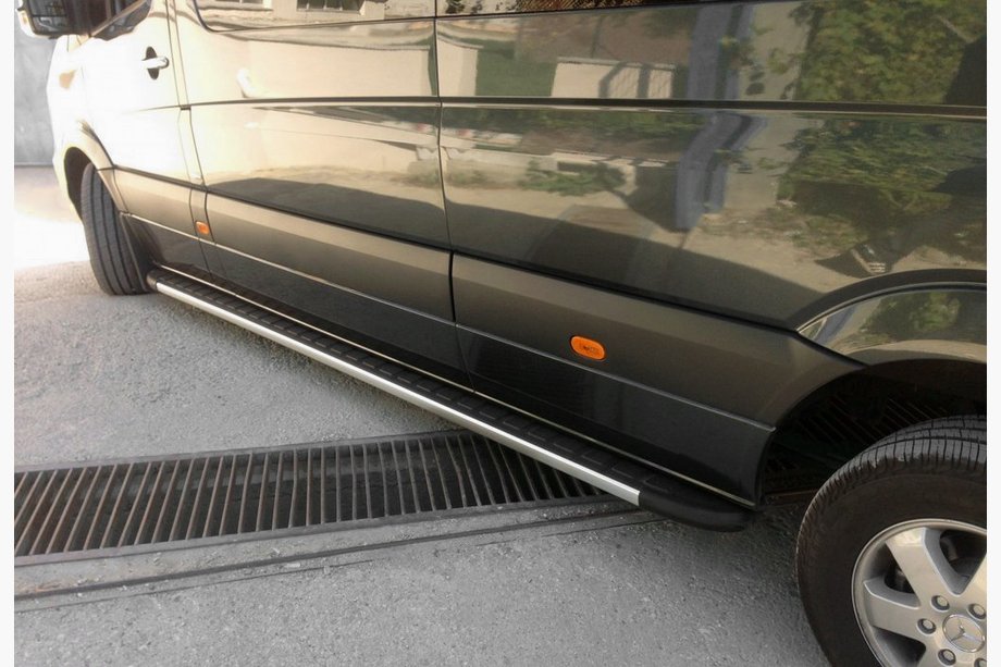 Mercedes Sprinter W907/W910 2018- Estribos Laterales Duru (2 uds., Aluminio) Image