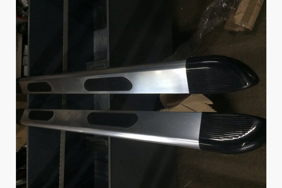 Renault Trafic 2001–2015 Estribos Laterales JAWS (2 uds, Aluminio) Image