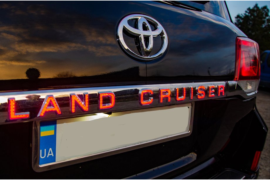 Toyota Land Cruiser 200 2007-2021 Moldura LED sobre la matrícula (2016+) Image