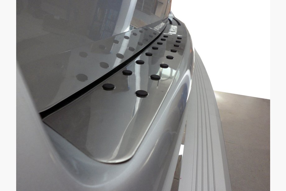 Volkswagen T5 Multivan 2003–2010 Protector de parachoques trasero con inserciones negras (acero inoxidable) Image