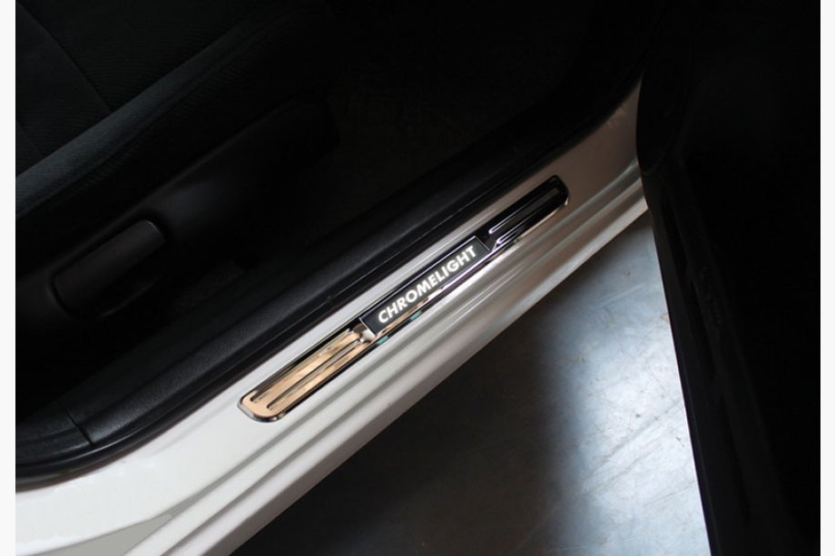 Ford Courier 2014-2023 Placas de umbral iluminadas (2 uds, acero inoxidable) Foto 3