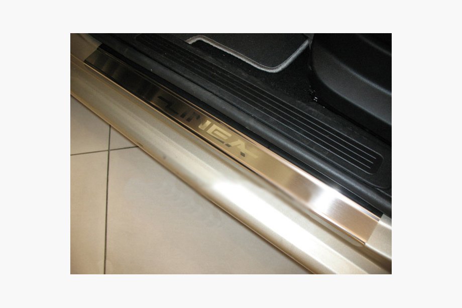 Fiat Linea 2006-2018 Cubiertas de Umbral Natanika Premium (2 uds, Acero Inoxidable) Image