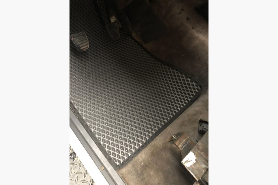 Toyota Land Cruiser 70 1984- Alfombrillas EVA (negras) Image