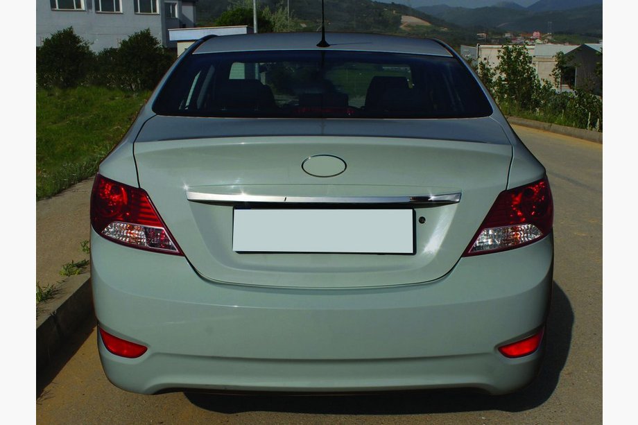 Hyundai Accent 2011-2017 Moldura cromada sobre la matrícula (acero inoxidable) Image