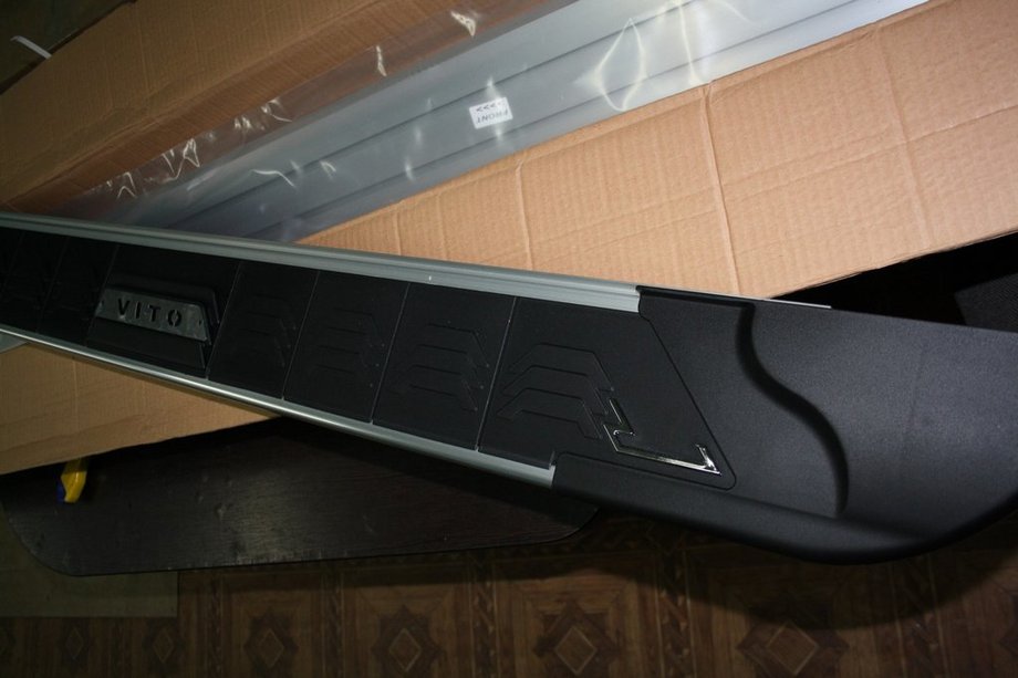 Mercedes Vito W639 2004-2014 Estribos Laterales RedLine Black (2 uds., Aluminio) Corta y Media Foto 3