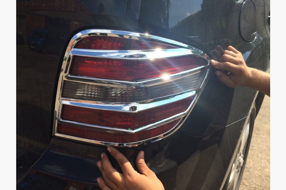 Mercedes ML W164 2005-2011 Cubiertas Cromadas para Luces Traseras (2 uds, plastico) Image