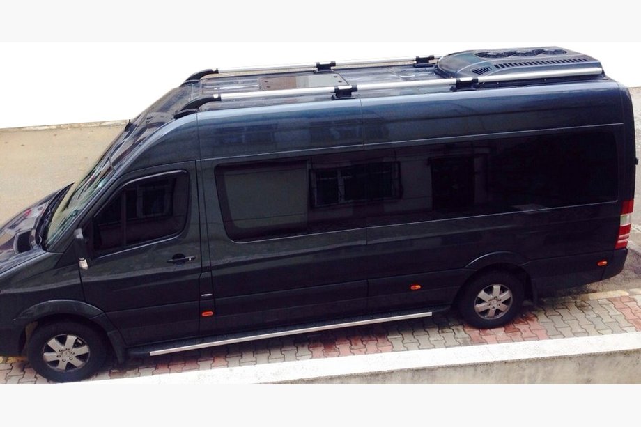 Mercedes Sprinter W906 2006–2018 Barras de techo Shark (pies negros) Image