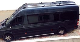 Mercedes Sprinter W906 2006–2018 Barras de techo Shark (pies negros) foto 1