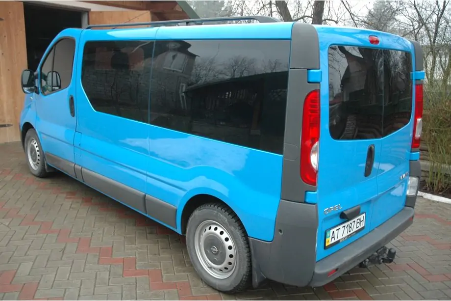 Renault Trafic 2001–2015 Barras de Techo Negras Foto 3