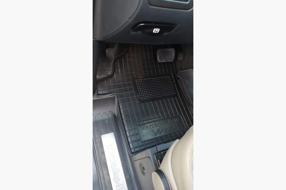 Mercedes Vito W639 2004-2014 Alfombrillas de goma con borde (Autogumm) Image