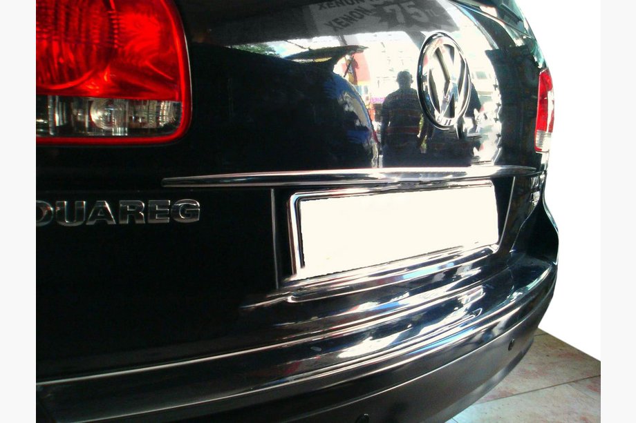 Volkswagen Touareg 2002–2010 Moldura cromada sobre la matrícula (acero inoxidable) Image