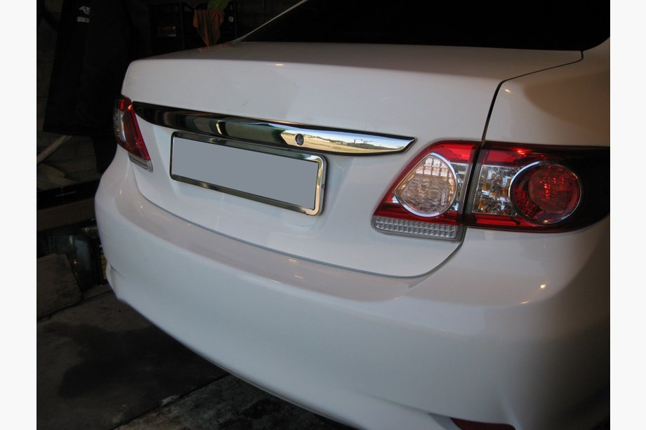 Toyota Corolla 2007-2013 Moldura cromada sobre la matrícula 2010-2013 (acero inoxidable) Foto 2