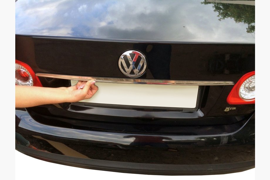 Volkswagen Jetta 2006-2011 Moldura de acero inoxidable sobre la matrícula Image