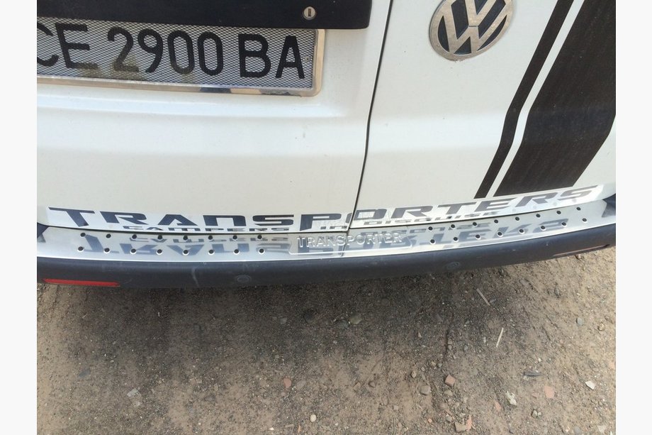 Volkswagen T5 Transporter 2003-2010 Protector de parachoques trasero con inserciones negras (acero inoxidable) Foto 2