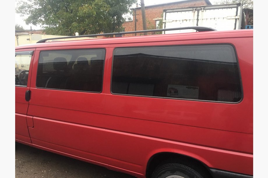 Volkswagen T4 Transporter 1990-2003 Barras de Techo Negras Base larga, pies de plástico Foto 2