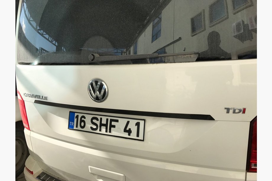 Volkswagen T6 2015-2024 Moldura sobre la matrícula (carbono) Image