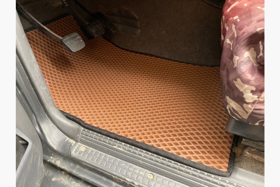 Nissan Patrol Y60 1988–1997 Alfombrillas EVA (rojo ladrillo) 2 Piezas (Delanteras) Foto 2