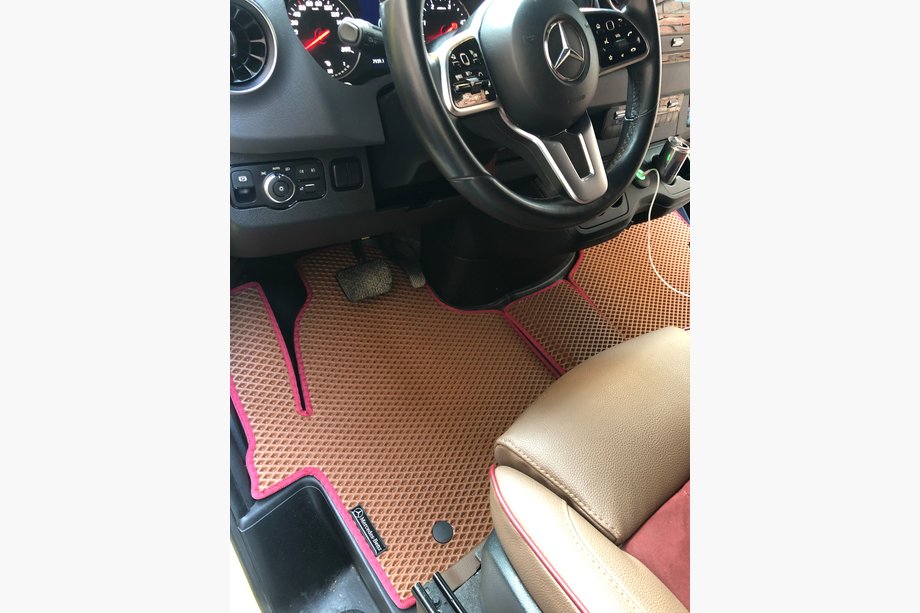 Mercedes Sprinter W907/W910 2018- Alfombrillas EVA (rojo ladrillo) Image