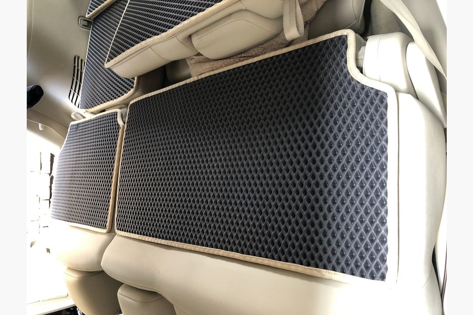 Nissan Armada 2016-2024 Alfombrilla superior para asientos traseros (EVA, Negro) Image