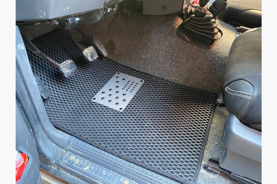 Nissan Patrol Y60 1988–1997 Alfombrillas EVA (negras) Image
