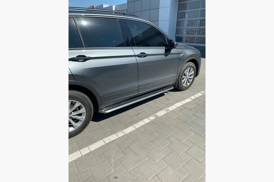 Volkswagen Tiguan 2016-2023 Estribos laterales OEM para version estandar (2 uds., aluminio) Image
