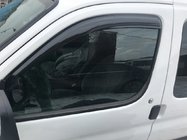 Peugeot Partner 1996-2008 Deflectores de Viento Negros (2 uds, DDU-Aomis) foto 1