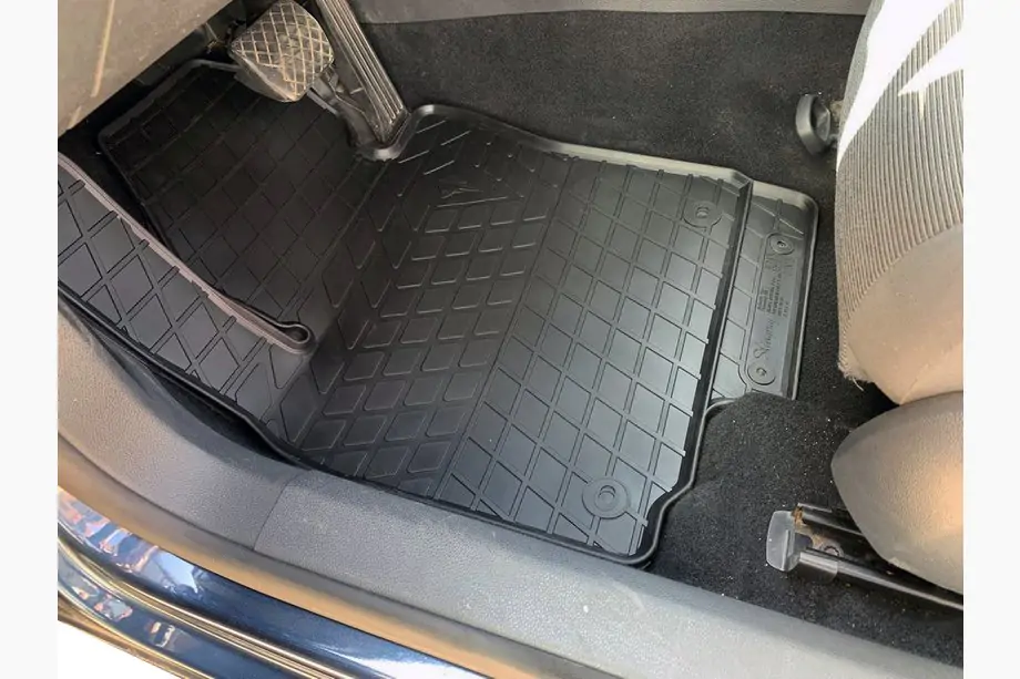 Volkswagen Golf 5 2003-2009 Alfombrillas de goma (4 uds, Stingray Premium) Image
