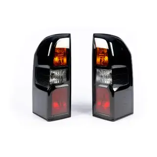 Pilotos traseros Dark Safari (2004-2008, 2 uds) Nissan Patrol Y61 1997-2011 foto 1