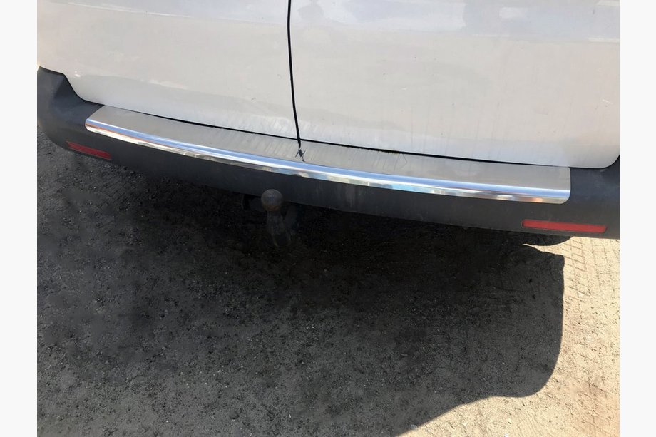 Volkswagen T5 2010-2015 Protector de parachoques trasero con borde (Carmos V1, acero inoxidable) Image