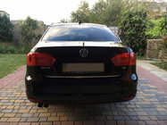Volkswagen Jetta 2011-2018 Moldura maletero acero inoxidable foto 2