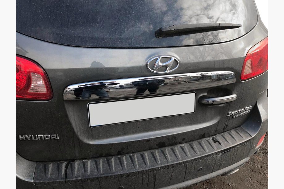 Hyundai Santa Fe 2 2006-2012 Moldura sobre la matrícula (acero inoxidable) Image