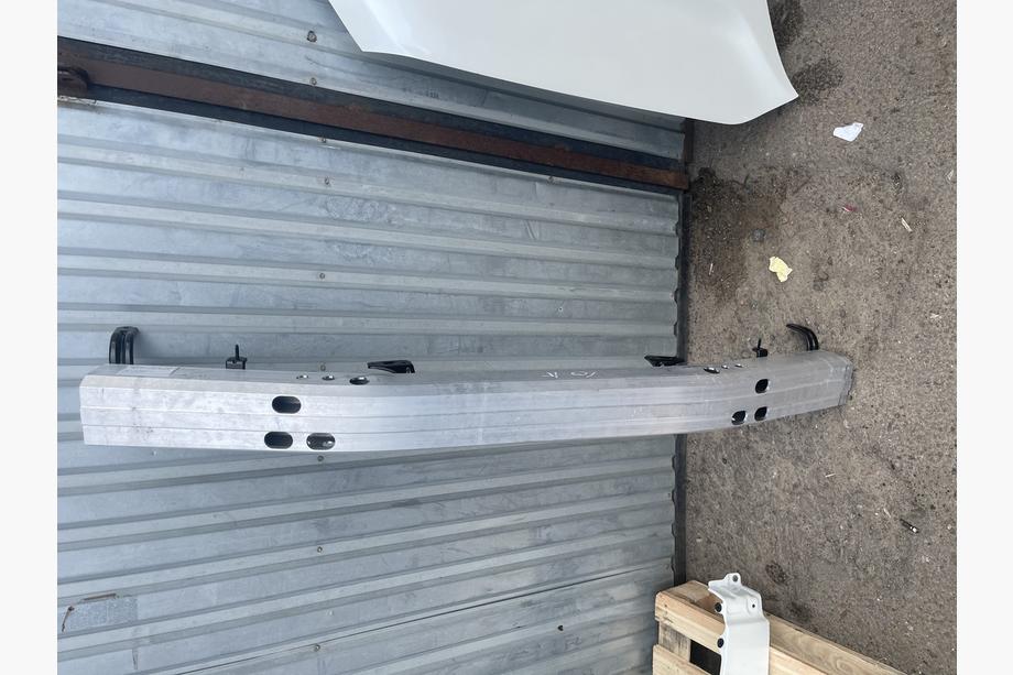Toyota Land Cruiser 200 2007-2021 Refuerzo de parachoques (1 ud, Original) Image