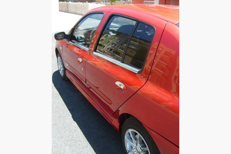 Renault Symbol 1999-2008 Faldones laterales tipo Ferrari (imprimados para pintar) Image