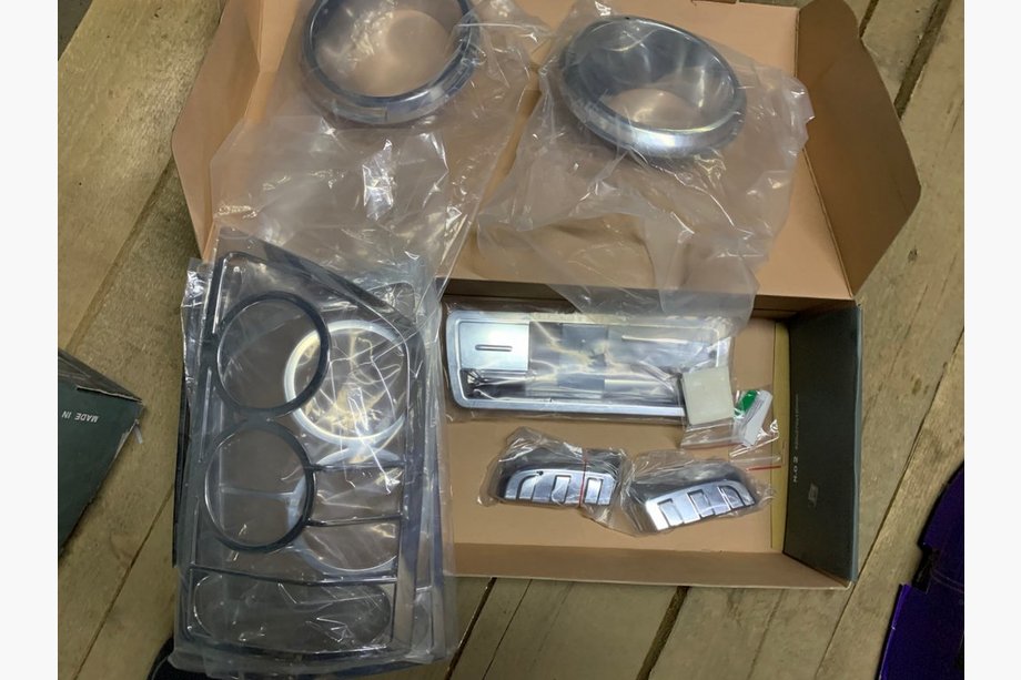 Nissan Armada 2003-2015 Paquete Cromo (Juego) Image