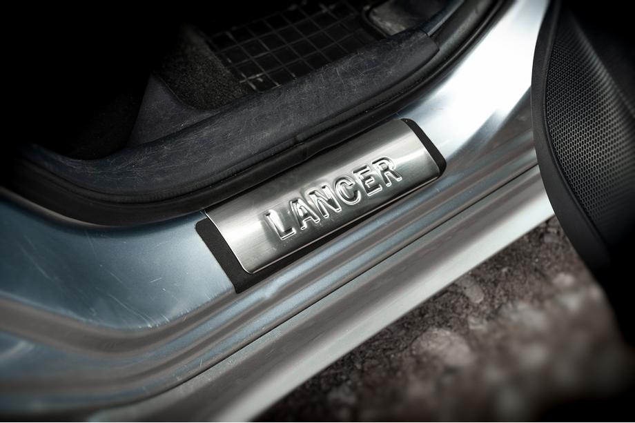 Mitsubishi Lancer X 2008- Protector de umbral de puerta acero inoxidable Omsa 4 piezas Foto 4