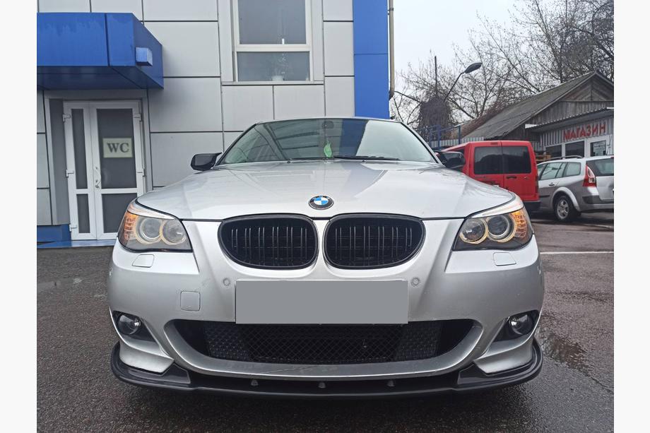 BMW 5 Series E60/E61 2003-2010 Labio de parachoques delantero OmsaLine Flap (negro) Foto 1