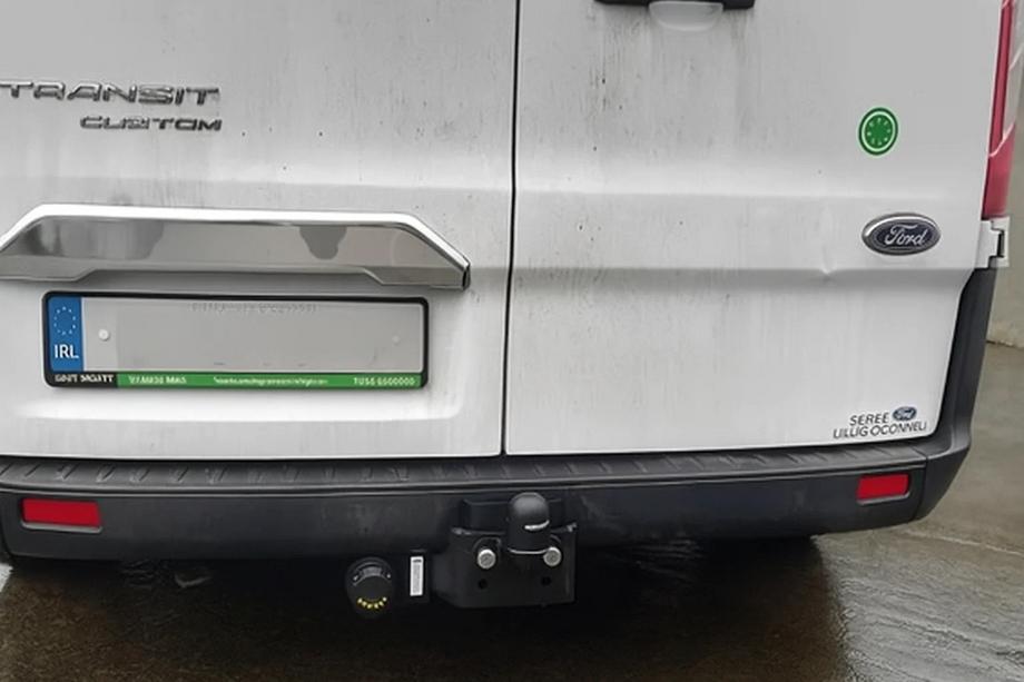 Ford Custom 2013-2022 Moldura cromada sobre la matrícula (2 puertas, acero inoxidable) Image
