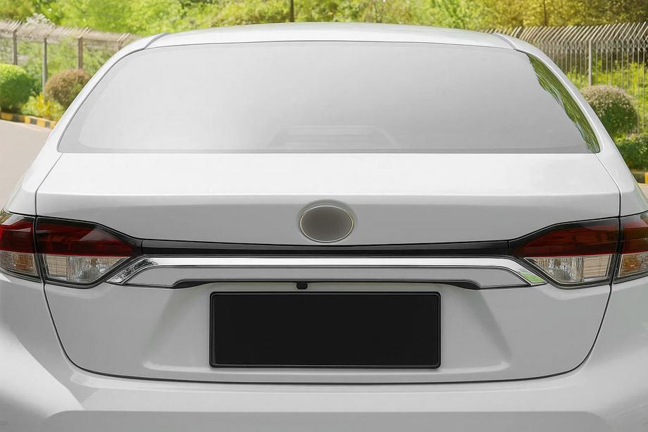 Toyota Corolla 2019- Moldura cromada sobre la matrícula (acero inoxidable) Image