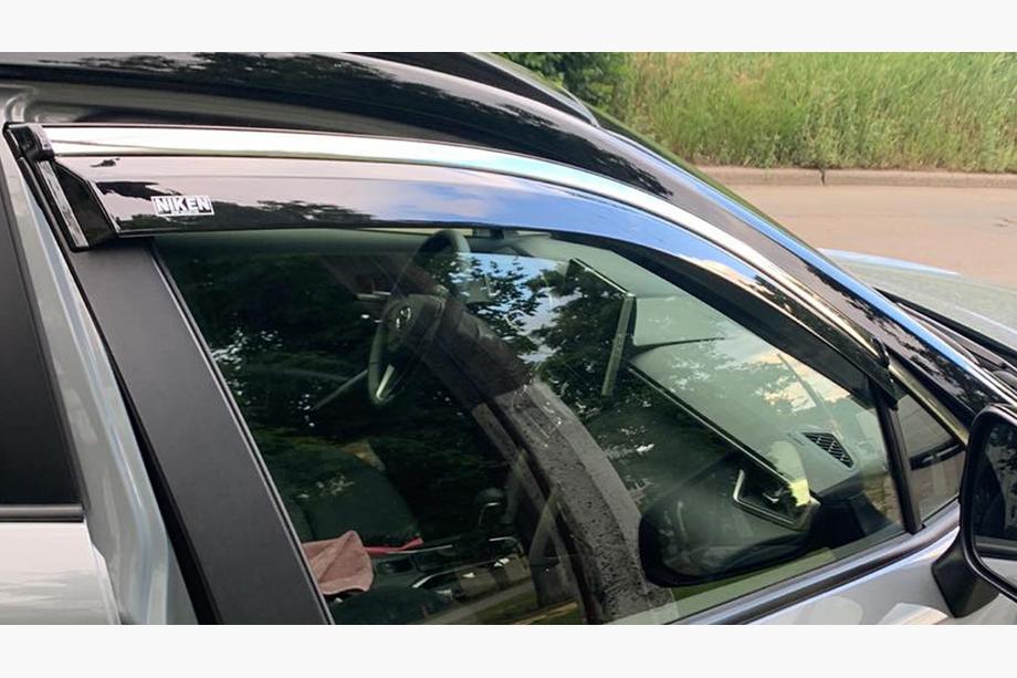 Toyota Corolla Cross 2020- Deflectores de ventana con moldura cromada (4 uds, Niken) Foto 10