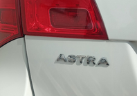 Opel Astra J 2009-2015 Emblema Astra 5177042 (120mm x 17mm) foto 1