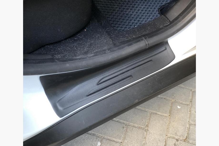 Dacia Duster 2018-2024 Cubiertas de umbral de puerta EuroCap (4 uds, ABS) Foto 2