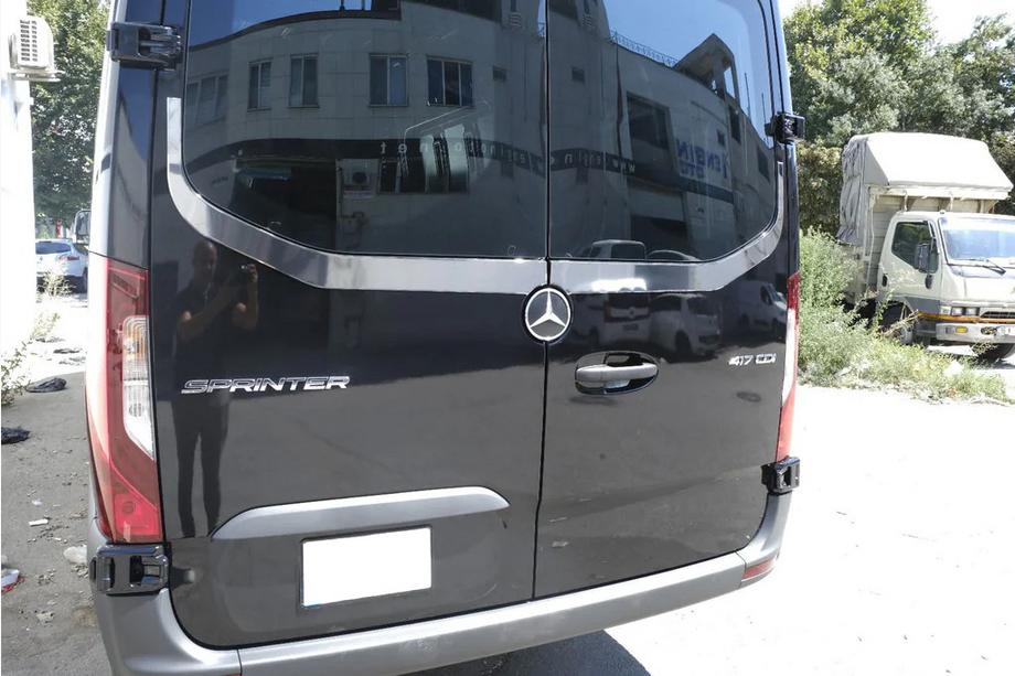 Mercedes Sprinter W907/W910 2018- Moldura de luneta trasera V-2 Carmos (2 uds, acero inoxidable) Foto 5