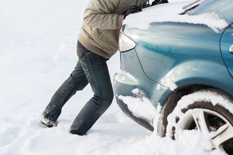 ¿Qué hacer si el coche se queda atascado en la nieve?