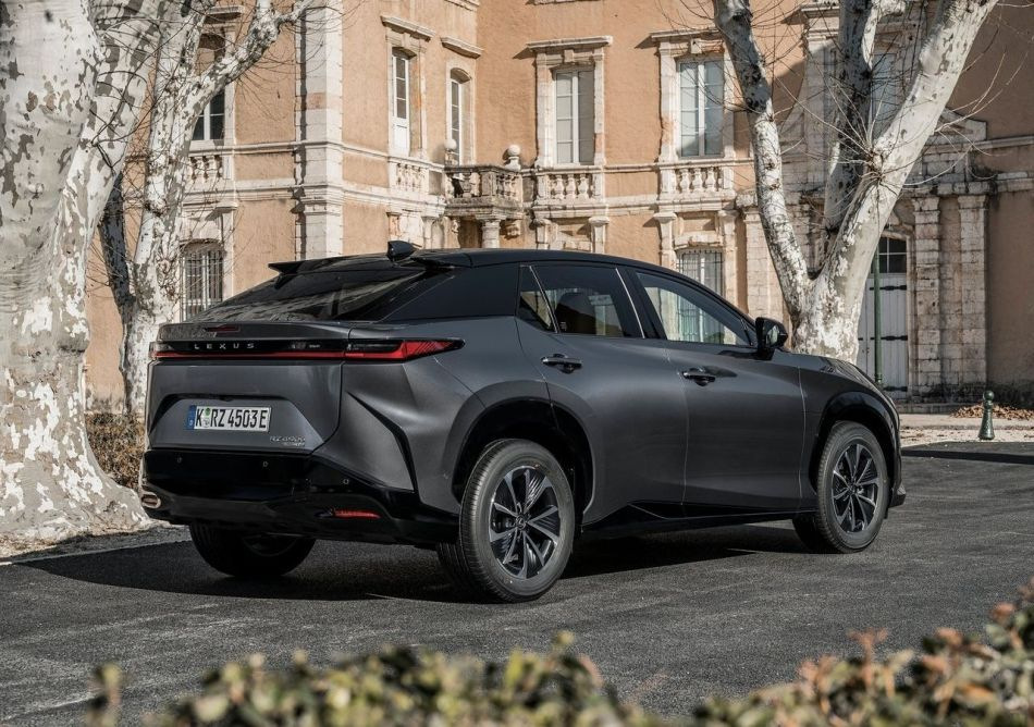 El cross eléctrico Lexus RZ recibió una versión más asequible: 300e