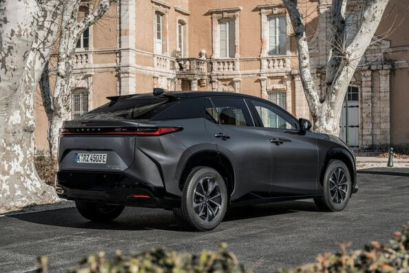 El cross eléctrico Lexus RZ recibió una versión más asequible: 300e Foto 5