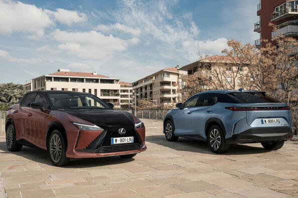 El cross eléctrico Lexus RZ recibió una versión más asequible: 300e Foto 2