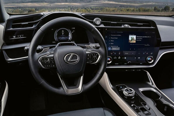 El cross eléctrico Lexus RZ recibió una versión más asequible: 300e Foto 6