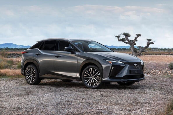 El cross eléctrico Lexus RZ recibió una versión más asequible: 300e Foto 1
