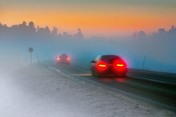 Cómo comportarse al conducir en una carretera con niebla